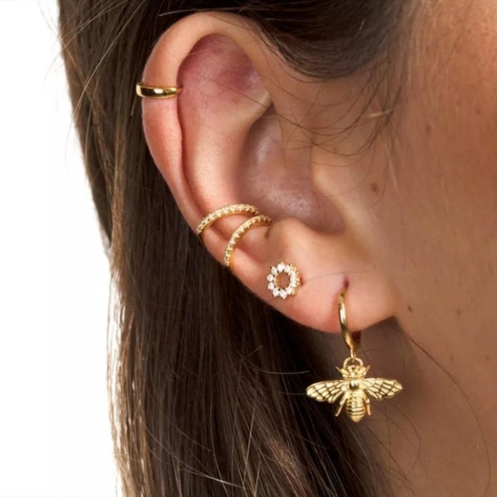 Brand New 18k Bee 🐝 beautiful Gold Stud Earrings - Picture 5 of 9